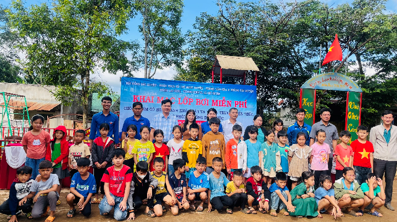 Khai mạc lớp dạy bơi miễn phí dành cho thiếu nhi